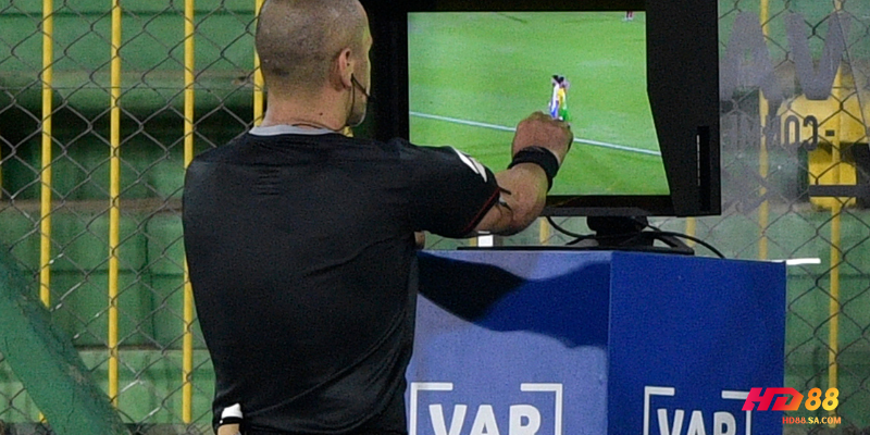 Var có vai trò nhất định trong luật việt vị mới